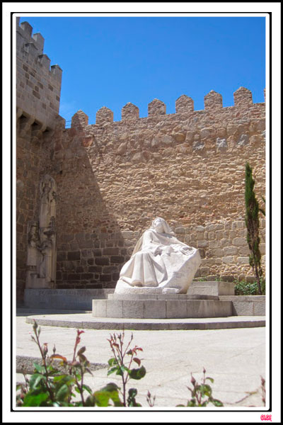 ESCULTURA DE SANTA TERESA DE JESÚS A LOS PIES DE LA MURALLA DE ÁVILA