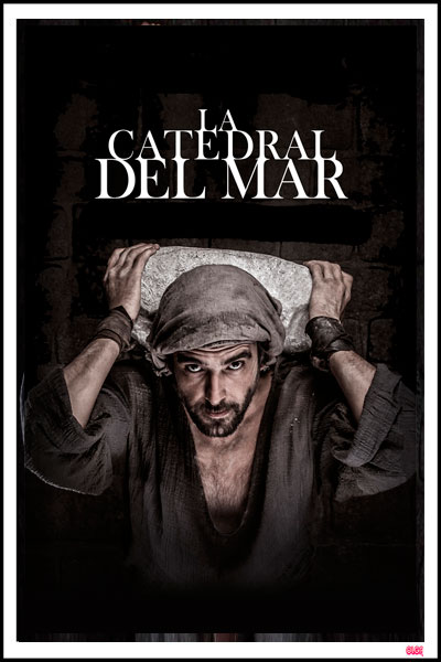 Un bastaix de Barcelona cargando una piedra pesada para la construcción de la basílica, imagen del cartel de La Catedral del Mar.